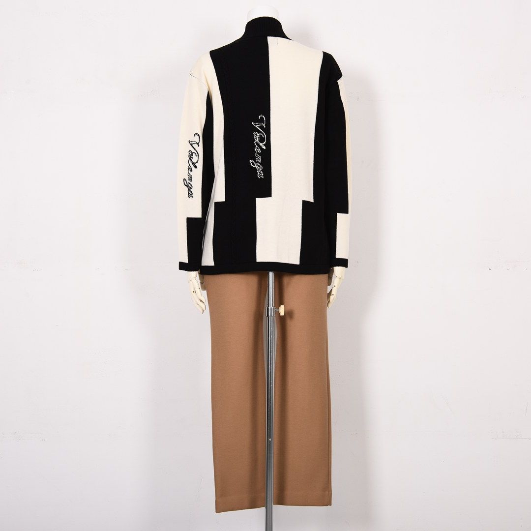 【Lサイズ】ケーブル編み×縦ロゴ ハイネックニット VALENZA 5553708