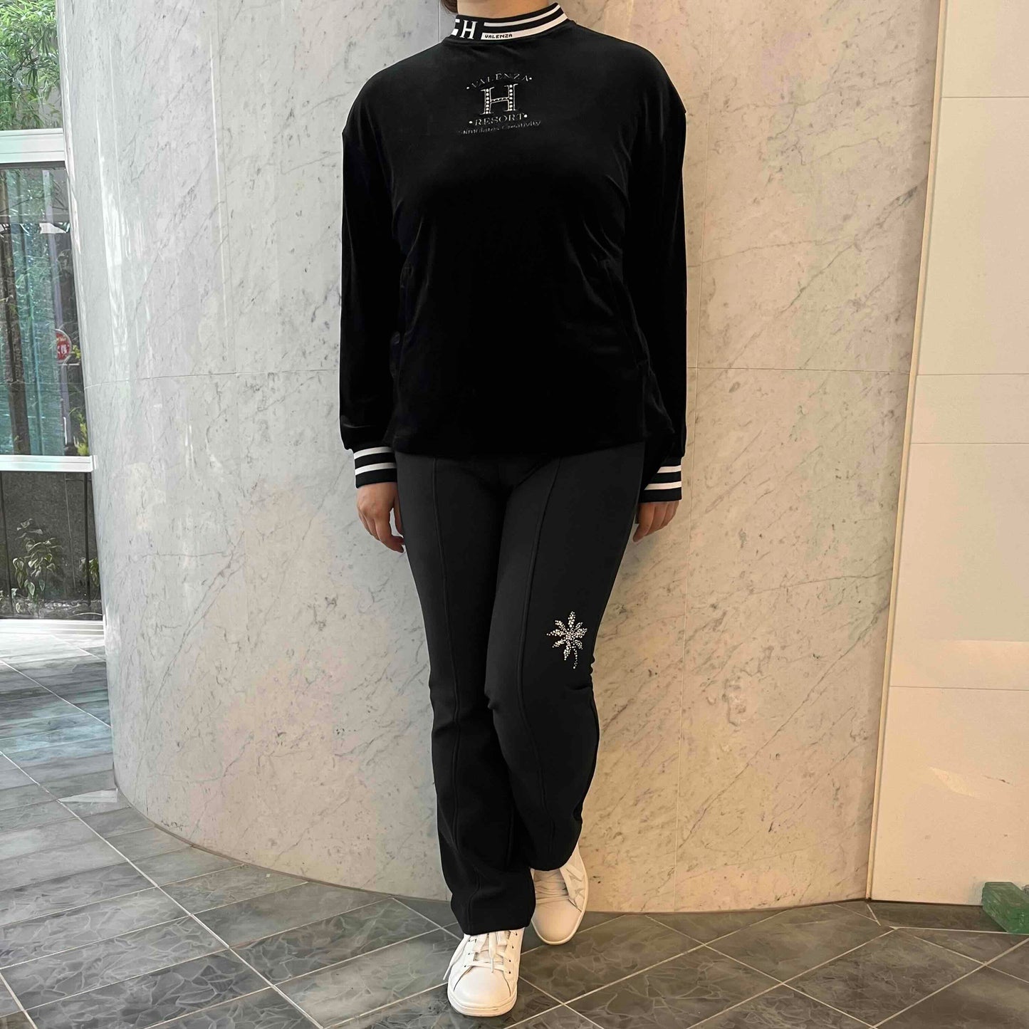 【上品な光沢】フロントモチーフ ストレッチベロアカットソー　VALENZA home　5352304