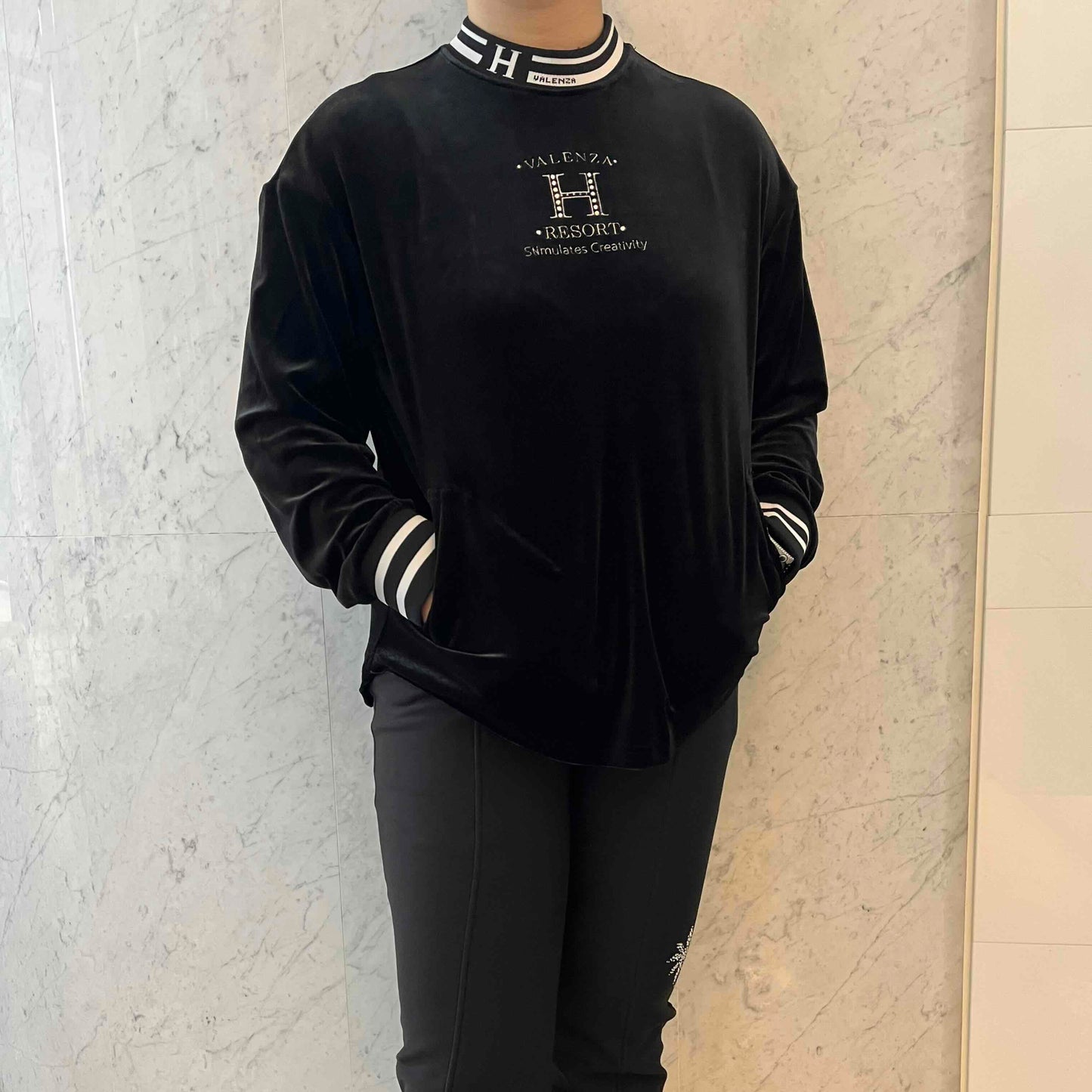 【上品な光沢】フロントモチーフ ストレッチベロアカットソー　VALENZA home　5352304