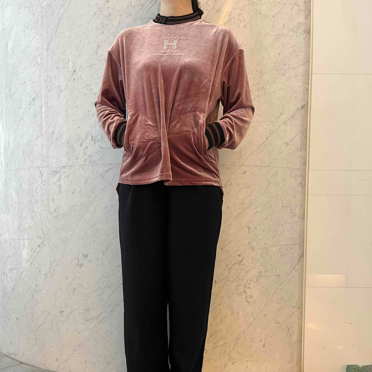 【上品な光沢】フロントモチーフ ストレッチベロアカットソー　VALENZA home　5352304