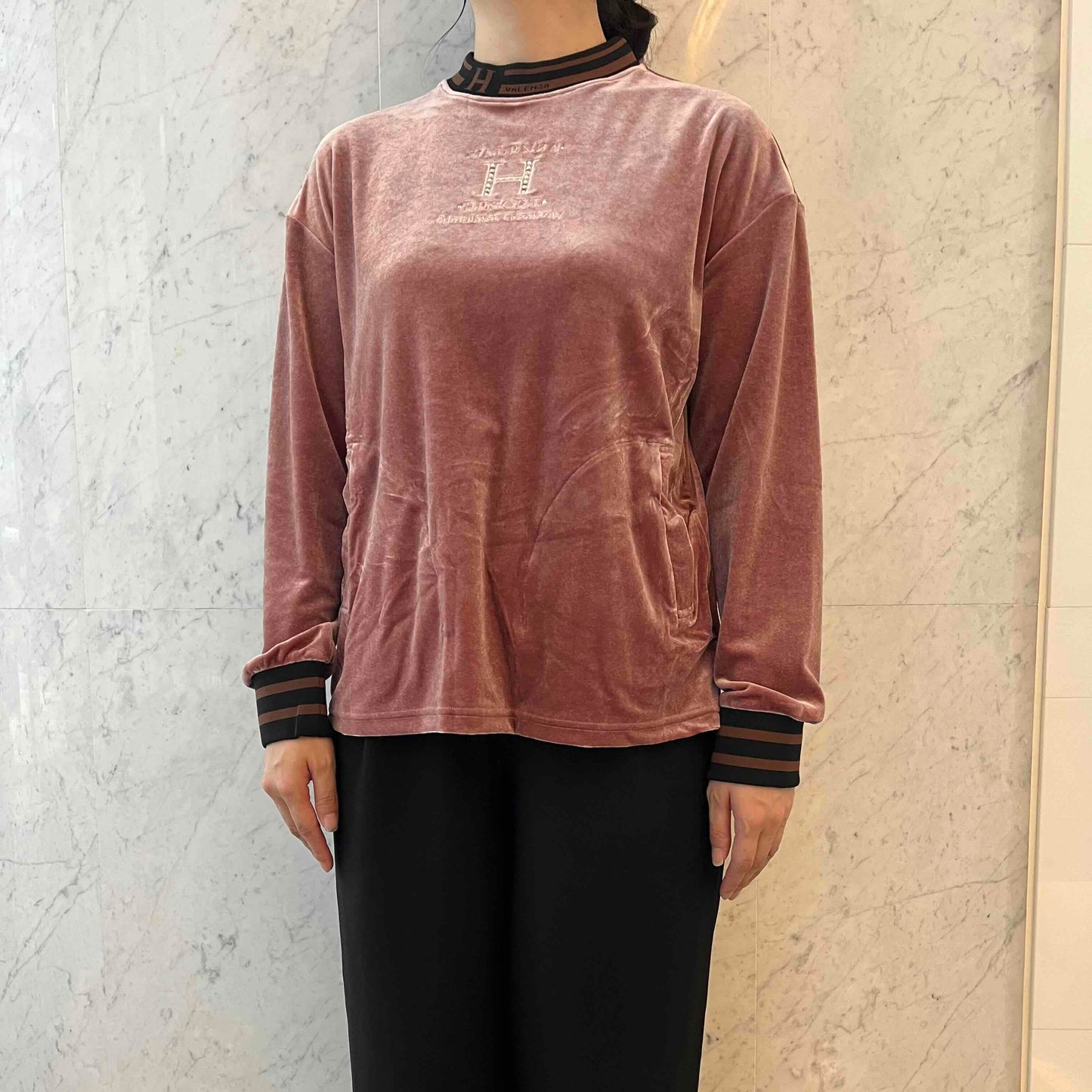 【上品な光沢】フロントモチーフ ストレッチベロアカットソー　VALENZA home　5352304