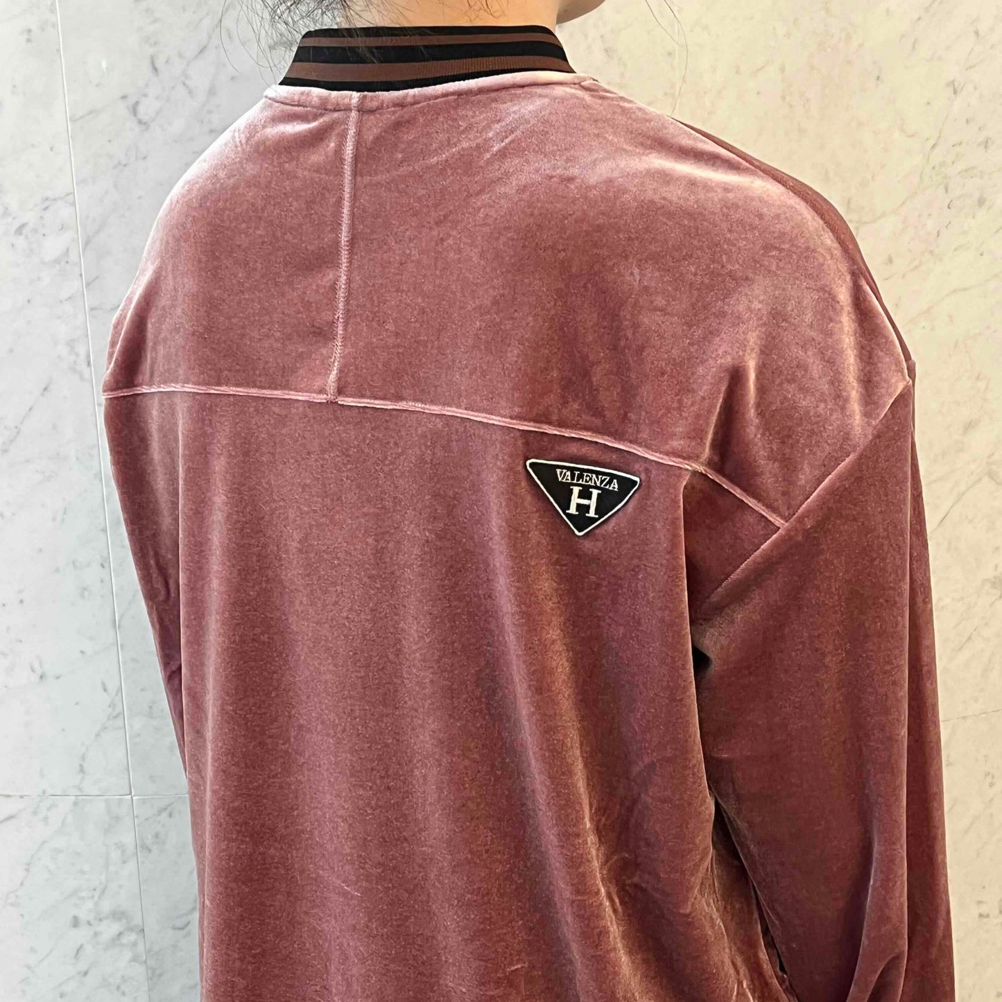 【上品な光沢】フロントモチーフ ストレッチベロアカットソー　VALENZA home　5352304