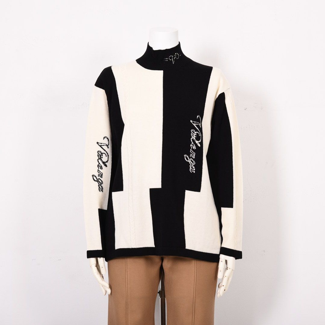 ケーブル編み×縦ロゴ ハイネックニット　VALENZA　5153708