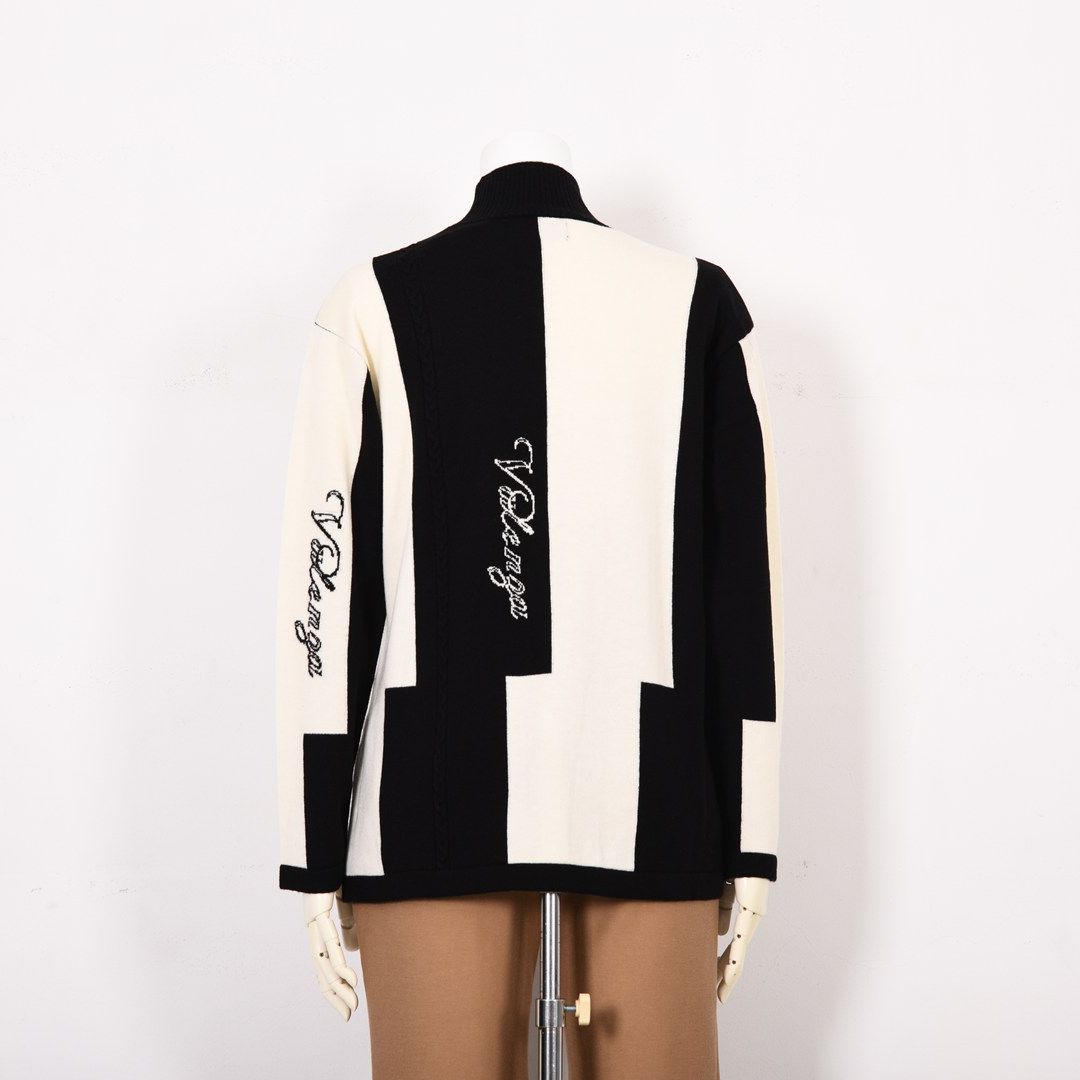 【Lサイズ】ケーブル編み×縦ロゴ ハイネックニット　VALENZA　5553708